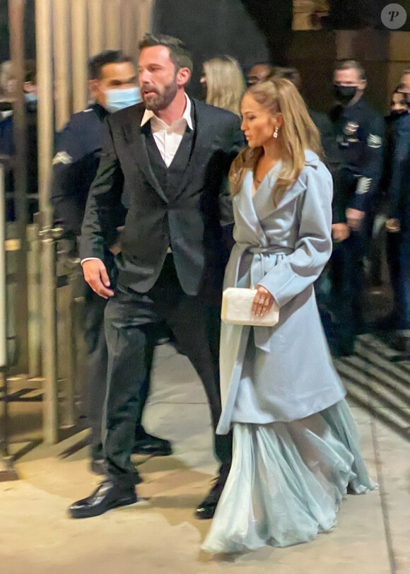 Ben Affleck et sa compagne Jennifer Lopez à la première du film "The Tender Bar" à Los Angeles, le 12 décembre 2021. 
