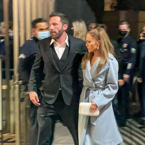 Ben Affleck et sa compagne Jennifer Lopez à la première du film "The Tender Bar" à Los Angeles, le 12 décembre 2021. 