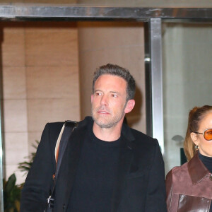 Jennifer Lopez et son compagnon Ben Affleck sortent de l'hôtel Mandarin à New York, le 10 octobre 2021. 