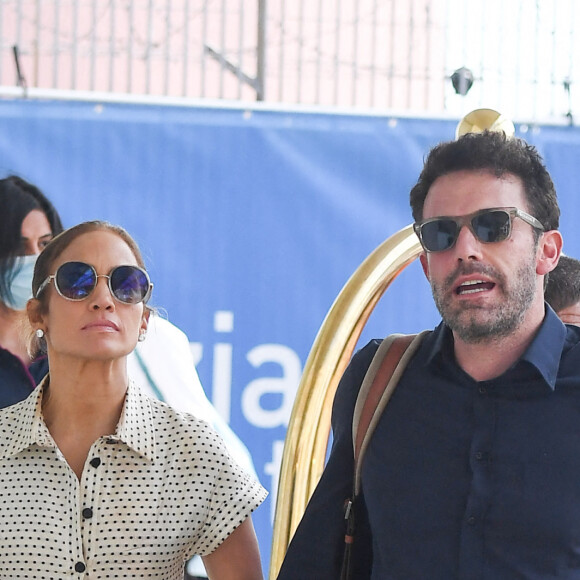 Jennifer Lopez et Ben Affleck quittent Venise après la première du film The Last Duel pendant le 78ème festival international du film de Venise, la Mostra le 11 septembre 2021. 