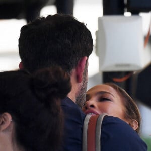 Jennifer Lopez et Ben Affleck quittent Venise après la première du film The Last Duel pendant le 78ème festival international du film de Venise, la Mostra le 11 septembre 2021. 