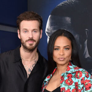 Christina Milian et son mari Matt Pokora au photocall de la première du film "Ambulance" à Los Angeles le 4 avril 2022. 