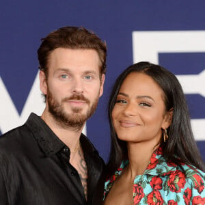 Christina Milian et son mari Matt Pokora au photocall de la première du film "Ambulance" à Los Angeles le 4 avril 2022. 