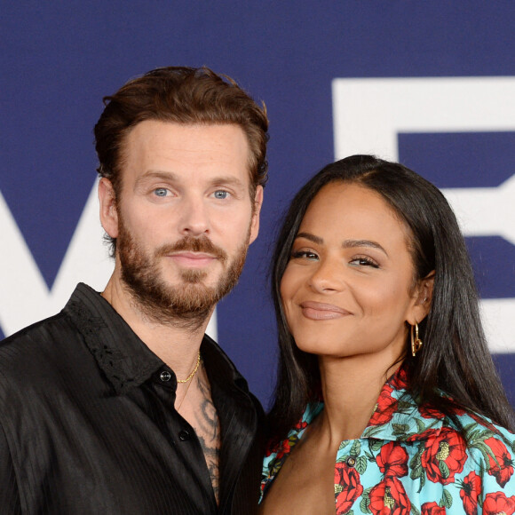 Christina Milian et son mari Matt Pokora au photocall de la première du film "Ambulance" à Los Angeles le 4 avril 2022. 