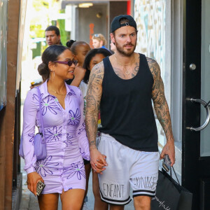 Christina Milian fait du shopping avec sa fille Violet et son mari Matt Pokora (M. Pokora) à Los Angeles le 6 avril 2022. 