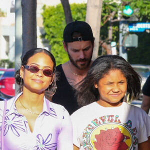 Christina Milian fait du shopping avec sa fille Violet et son mari Matt Pokora (M. Pokora) à Los Angeles le 6 avril 2022. 