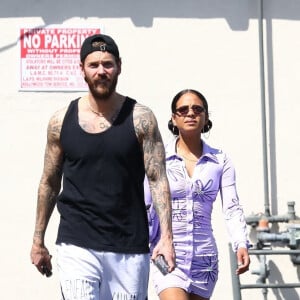 Matt Pokora (M. Pokora) et sa femme Christina Milian se promènent dans les rues de Los Angeles le 6 avril 2022. 