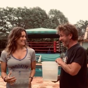 Sean Penn et sa femme Leila Gorge font le Ice Bucket Challenge sur Instagram