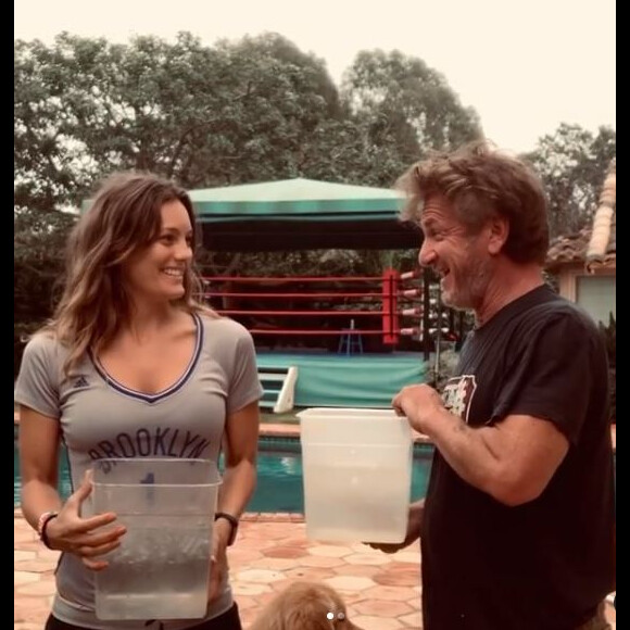 Sean Penn et sa femme Leila Gorge font le Ice Bucket Challenge sur Instagram