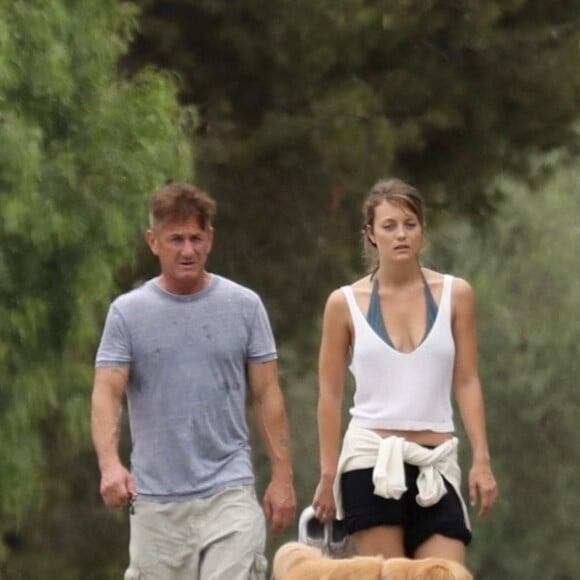 Exclusif - Sean Penn et sa jeune compagne Leila George promènent leur chien dans le quartier de Malibu à Los Angeles, le 26 septembre 2019