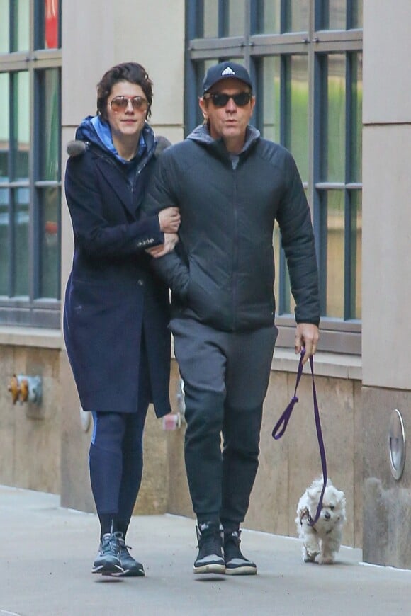 Exclusif - Ewan McGregor promène son chien avec sa nouvelle compagne Mary Elizabeth Winstead dans les rues de New York, le 4 mars 2020
