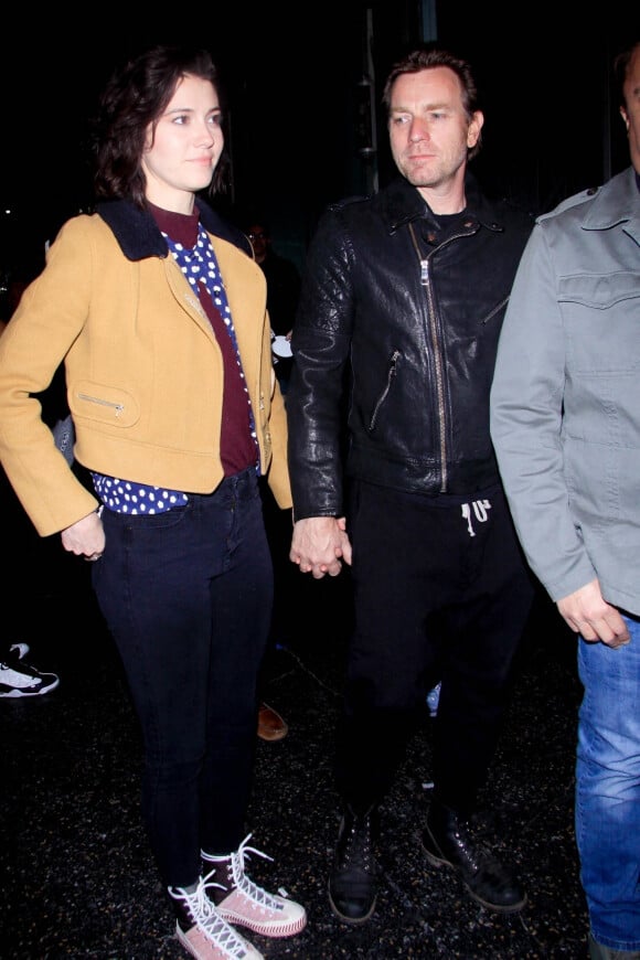 Exclusif - Ewan McGregor et sa compagne Mary Elizabeth Winstead main dans la main à la sortie de l'hôtel Sunset Marquis à Los Angeles.