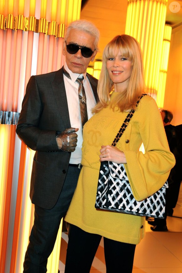 Claudia Schiffer avec Karl Lagerfeld au défilé Chanel
