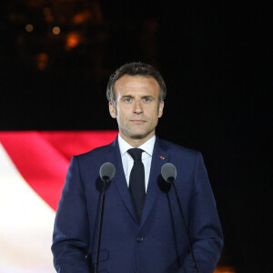 Le président français Emmanuel Macron célèbre sa victoire au second tour des élections présidentielles française au Champ de Mars devant la Tour Eiffel, à Paris, France, 24 avril 2022.