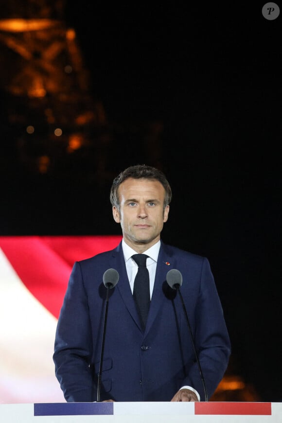 Le président français Emmanuel Macron célèbre sa victoire au second tour des élections présidentielles française au Champ de Mars devant la Tour Eiffel, à Paris, France, 24 avril 2022.