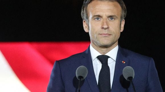 Emmanuel Macron : Son torse poilu inspire un politique pour un hommage osé !