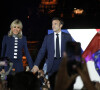 Le président français Emmanuel Macron et sa femme Brigitte Macron célèbrent la victoire du second tour de l'élection présidentielle française au Champ de Mars devant la Tour Eiffel, à Paris, France, 24 avril 2022.