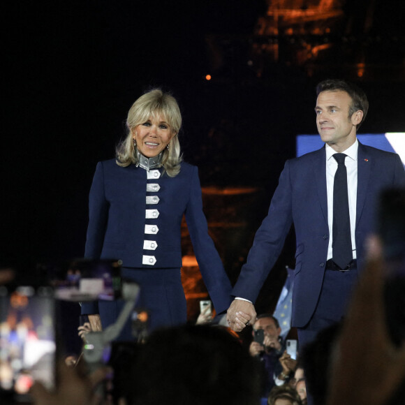 Le président français Emmanuel Macron et sa femme Brigitte Macron célèbrent la victoire du second tour de l'élection présidentielle française au Champ de Mars devant la Tour Eiffel, à Paris, France, 24 avril 2022.