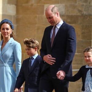 Le prince William, duc de Cambridge, et Catherine (Kate) Middleton, duchesse de Cambridge, Le prince George de Cambridge, La princesse Charlotte de Cambridge - La famille royale britannique quitte la chapelle Saint-Georges de Windsor après la messe de Pâques, le 17 avril 2022. 