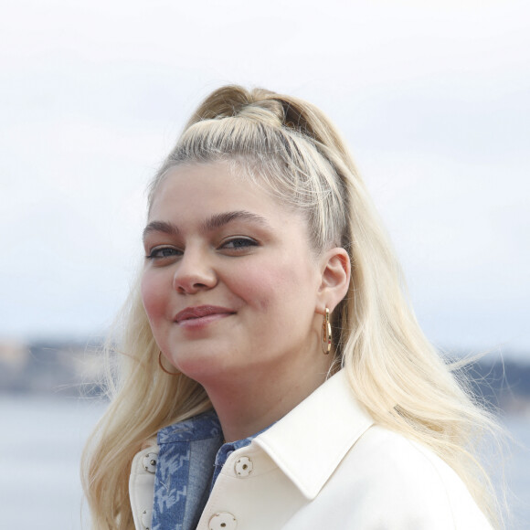 Louane Emera - Photocall de la série "Visions" lors de la 5e saison du festival International des Séries "Canneseries" à Cannes, le 3 avril 2022. © Denis Guignebourg/Bestimage