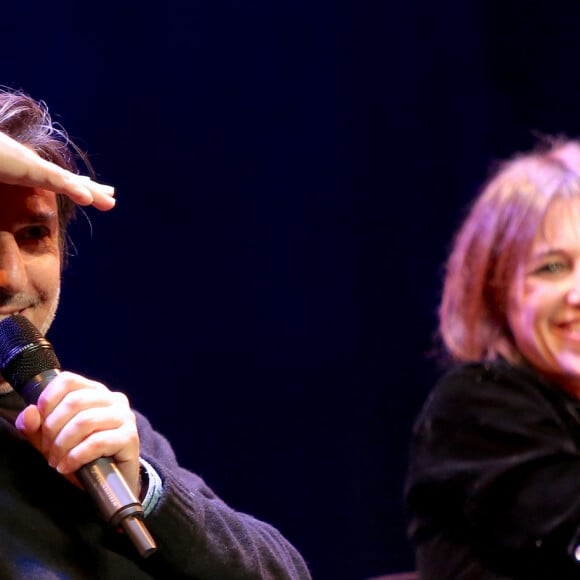 Conversation avec Charlotte Gainsbourg et son compagnon Yvan Attal après la première du film "Mon chien stupide" lors de la soirée d'ouverture de "The French Cinema Week" à New York, le 12 novembre 2019. 