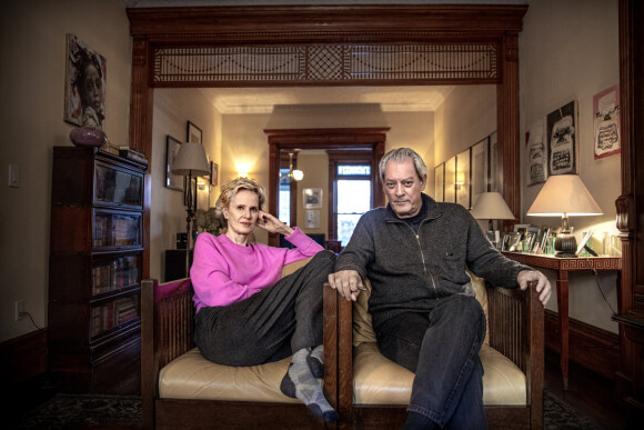 Paul Auster et sa femme Siri Hustvedt dans leur appartement de Brooklyn à New-York le 31 octobre 2020.