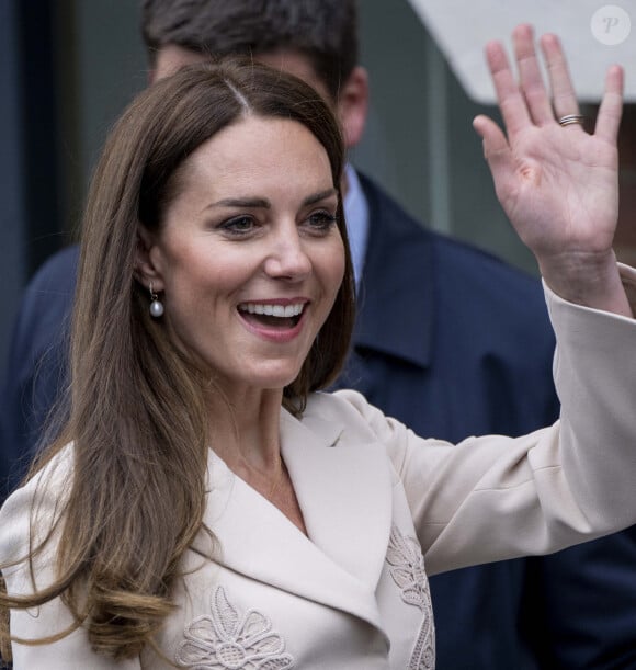 Catherine (Kate) Middleton assiste à une démonstration de simulation d'opération césarienne d'urgence au Royal College of Obstetricians & Gynaecologists à Londres le 27 avril 2022. 