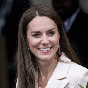 Catherine (Kate) Middleton assiste à une démonstration de simulation d'opération césarienne d'urgence au Royal College of Obstetricians & Gynaecologists à Londres le 27 avril 2022. 