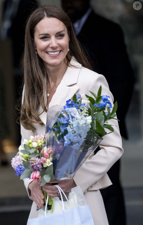 Catherine (Kate) Middleton assiste à une démonstration de simulation d'opération césarienne d'urgence au Royal College of Obstetricians & Gynaecologists à Londres le 27 avril 2022. 