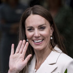 Catherine (Kate) Middleton assiste à une démonstration de simulation d'opération césarienne d'urgence au Royal College of Obstetricians & Gynaecologists à Londres le 27 avril 2022.