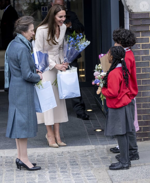 Catherine (Kate) Middleton et la princesse Anne vont assister à une démonstration de simulation d'opération césarienne d'urgence au Royal College of Obstetricians & Gynaecologists à Londres le 27 avril 2022. 