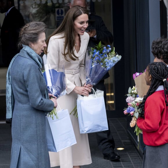 Catherine (Kate) Middleton et la princesse Anne vont assister à une démonstration de simulation d'opération césarienne d'urgence au Royal College of Obstetricians & Gynaecologists à Londres le 27 avril 2022. 