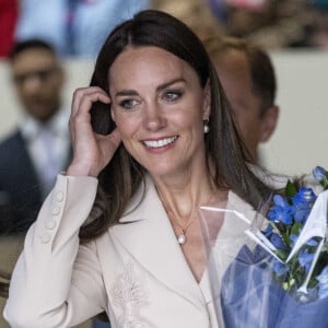 Catherine (Kate) Middleton assiste à une démonstration de simulation d'opération césarienne d'urgence au Royal College of Obstetricians & Gynaecologists à Londres