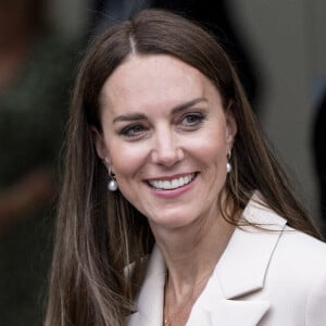 Catherine (Kate) Middleton assiste à une démonstration de simulation d'opération césarienne d'urgence au Royal College of Obstetricians & Gynaecologists à Londres le 27 avril 2022.