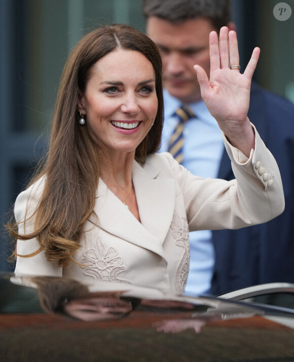 Catherine (Kate) Middleton assiste à une démonstration de simulation d'opération césarienne d'urgence au Royal College of Obstetricians & Gynaecologists à Londres le 27 avril 2022..