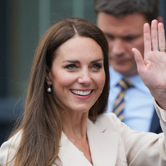 Catherine (Kate) Middleton assiste à une démonstration de simulation d'opération césarienne d'urgence au Royal College of Obstetricians & Gynaecologists à Londres le 27 avril 2022..