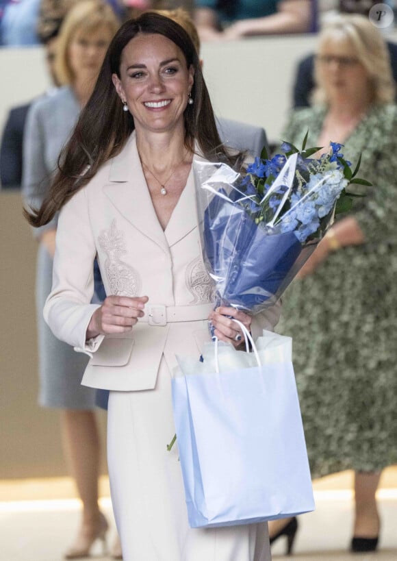 Catherine (Kate) Middleton assiste à une démonstration de simulation d'opération césarienne d'urgence au Royal College of Obstetricians & Gynaecologists à Londres le 27 avril 2022.