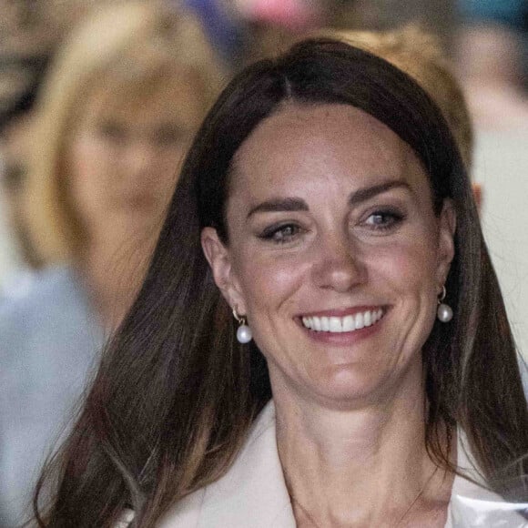 Catherine (Kate) Middleton assiste à une démonstration de simulation d'opération césarienne d'urgence au Royal College of Obstetricians & Gynaecologists à Londres le 27 avril 2022.