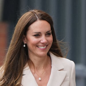 Catherine (Kate) Middleton assiste à une démonstration de simulation d'opération césarienne d'urgence au Royal College of Obstetricians & Gynaecologists à Londres le 27 avril 2022.