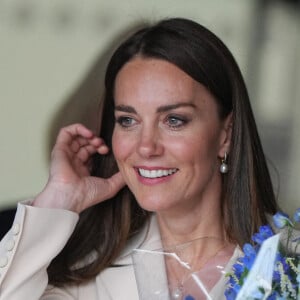 Catherine (Kate) Middleton assiste à une démonstration de simulation d'opération césarienne d'urgence au Royal College of Obstetricians & Gynaecologists à Londres le 27 avril 2022.