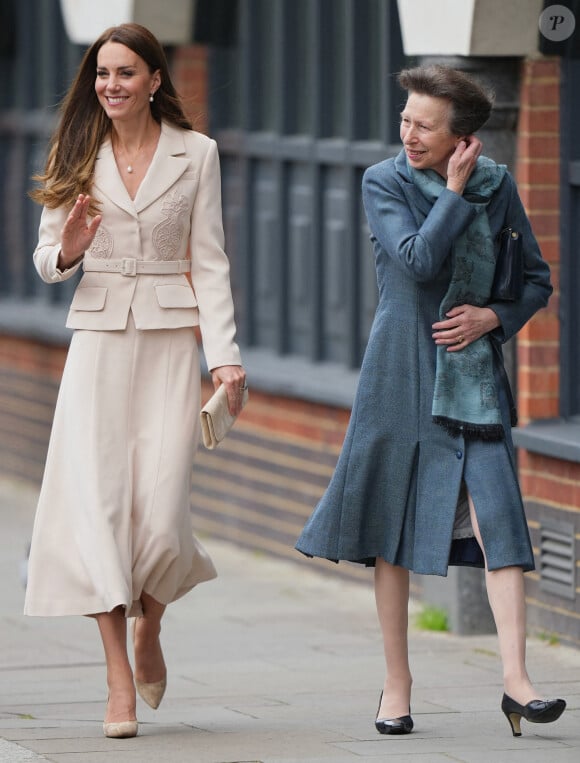 Catherine (Kate) Middleton et la princesse Anne vont assister à une démonstration de simulation d'opération césarienne d'urgence au Royal College of Obstetricians & Gynaecologists à Londres le 27 avril 2022. 