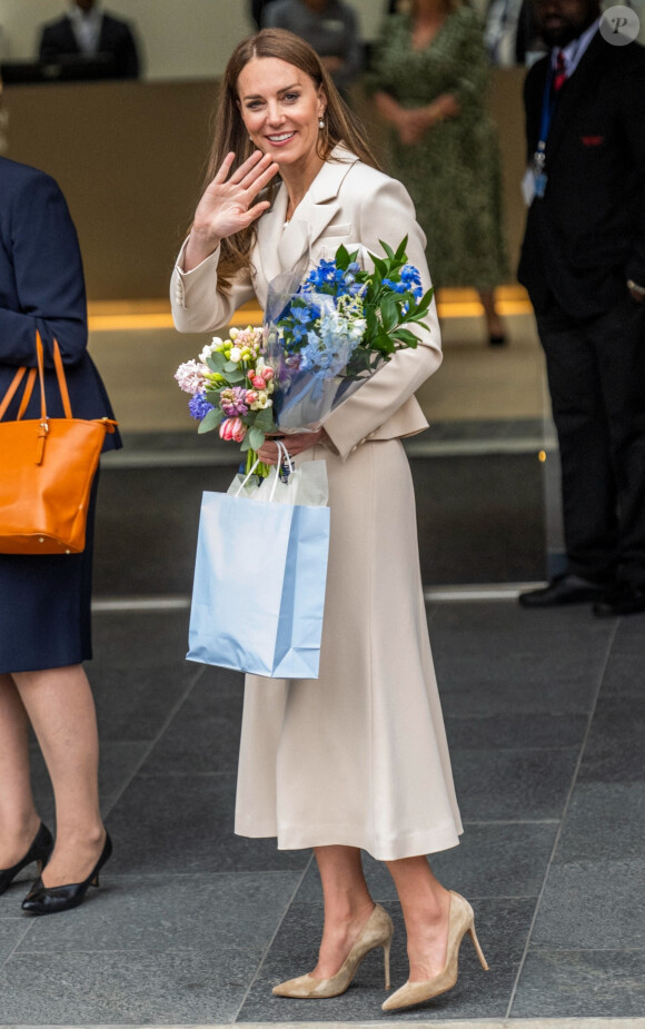 Catherine (Kate) Middleton assiste à une démonstration de simulation d'opération césarienne d'urgence au Royal College of Obstetricians & Gynaecologists à Londres le 27 avril 2022.