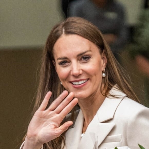 Catherine (Kate) Middleton assiste à une démonstration de simulation d'opération césarienne d'urgence au Royal College of Obstetricians & Gynaecologists à Londres le 27 avril 2022.