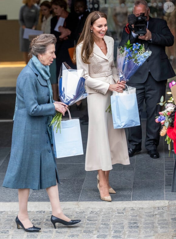 Catherine (Kate) Middleton et la princesse Anne vont assister à une démonstration de simulation d'opération césarienne d'urgence au Royal College of Obstetricians & Gynaecologists à Londres le 27 avril 2022. 