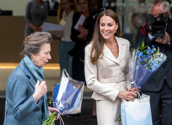 Catherine (Kate) Middleton et la princesse Anne vont assister à une démonstration de simulation d'opération césarienne d'urgence au Royal College of Obstetricians & Gynaecologists à Londres le 27 avril 2022. 