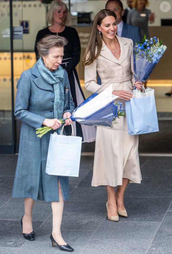 Catherine (Kate) Middleton et la princesse Anne vont assister à une démonstration de simulation d'opération césarienne d'urgence au Royal College of Obstetricians & Gynaecologists à Londres le 27 avril 2022. 