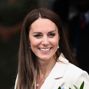 Catherine (Kate) Middleton assiste à une démonstration de simulation d'opération césarienne d'urgence au Royal College of Obstetricians & Gynaecologists à Londres le 27 avril 2022.