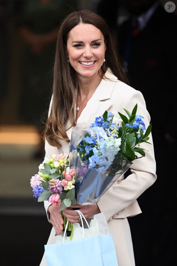 Catherine (Kate) Middleton assiste à une démonstration de simulation d'opération césarienne d'urgence au Royal College of Obstetricians & Gynaecologists à Londres le 27 avril 2022.