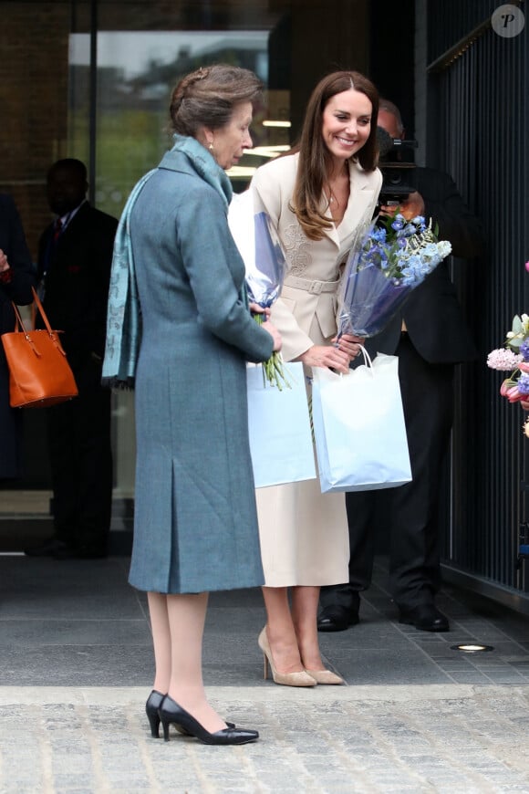 Catherine (Kate) Middleton, duchesse de Cambridge, et la princesse Anne assistent à une démonstration de simulation d'opération césarienne d'urgence au Royal College of Obstetricians & Gynaecologists à Londres, le 27 avril 2022. 