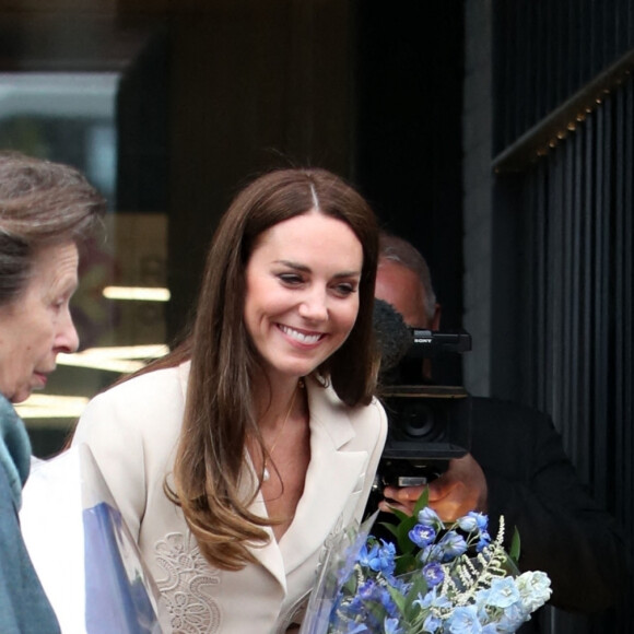 Catherine (Kate) Middleton, duchesse de Cambridge, et la princesse Anne assistent à une démonstration de simulation d'opération césarienne d'urgence au Royal College of Obstetricians & Gynaecologists à Londres, le 27 avril 2022. 